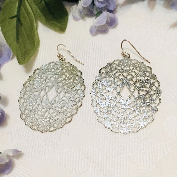 🎀Large Express Silver Lace Earrings🎀 - Picture 1 of 7
